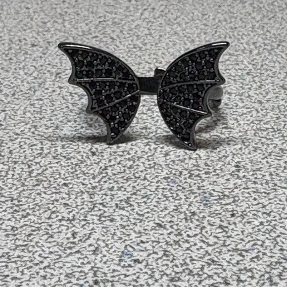 🦇COOL RING-Black Bat Wing/Rhinestone - Picture 8 of 8